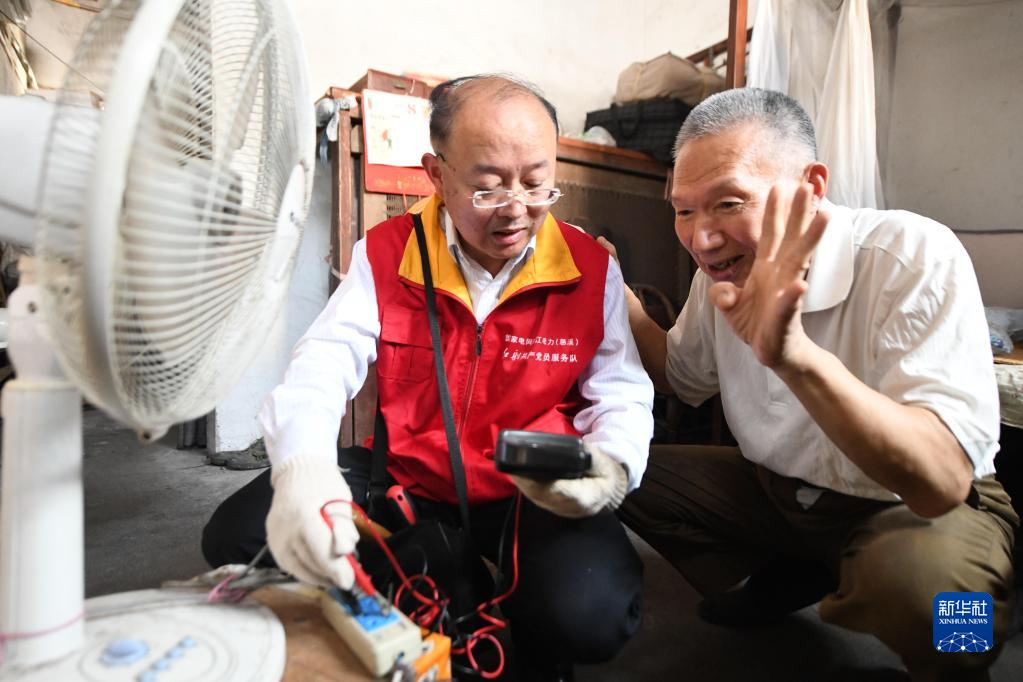 為愛點燈——記國網浙江慈溪市供電有限公司電力工人錢海軍